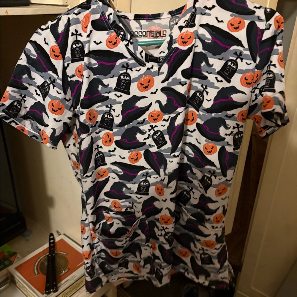 Essentials Medical Uniforms Scrub Top Women's Medium Halloween